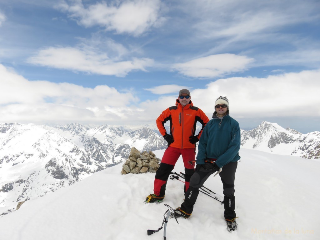 Joaquín y Pau en la cima del Clarabide Oriental, 3.004 mts.
